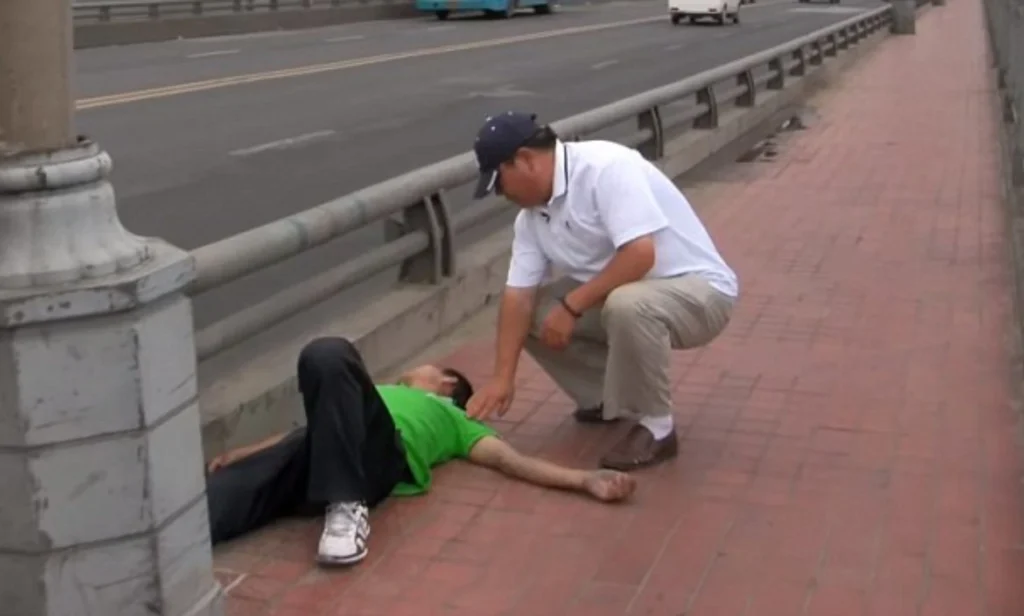 Chen Si has patrolled the bridge every weekend for 13 years